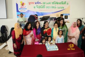 ১০ম বর্ষ পূর্তি কেক কাটছেন রমনীরা