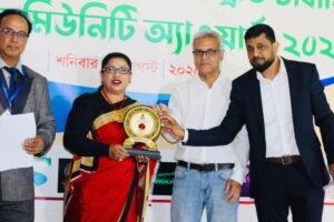 সফল নারী ক্যাটাগরিতে পুরুষ্কার নিচ্ছেন তওফিকা শাহেদ 