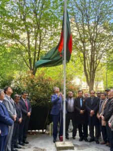 দূতাবাস প্রধানের নেতৃত্বে জাতীয় পতাকা উত্তোলন